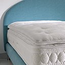 Surmatelas Planet’Attitude de Simmons : coutil (60% polyester et 40% Biosens) fabriqué à partir de pulpe de bois, fibre 100% biodégradable. Garnissage 600 gr de ouate, mousse de polyuréthane 15mm, pour un accueil extrêmement moelleux.  Prix indicatif pour un ensemble de 160 x 200 cm : 513€.