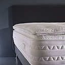 Surmatelas Soft’Attitude de Simmons : coutil 60% polyester, 27% viscose, 13% fibre climat thermorégulante (quelle que soit la saison, ces matériaux innovants garantissent un maintien de la température, une ventilation parfaite et une absorption de l’humidité). Garnissage 600 gr de ouate, mousse de polyuréthane 15mm, pour un accueil extrêmement moelleux.  Prix indicatif pour un ensemble de 160 x 200 cm : 513€.