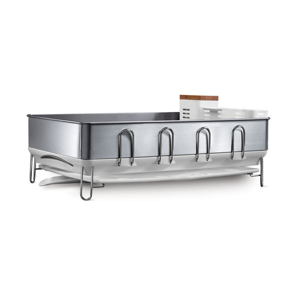 Elégance et résistance de l’acier chromé du modèle Steel frame dish rack chez Simplehuman. L’eau s’écoule par un bec sur le plateau. Pinces sur le côté pour faire sécher les verres.