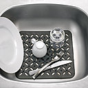 Un égouttoir en caoutchouc stylisé, aux motifs floraux imaginé par Matt Carr pour Umbra. Prix indicatif: 12,50 euros.