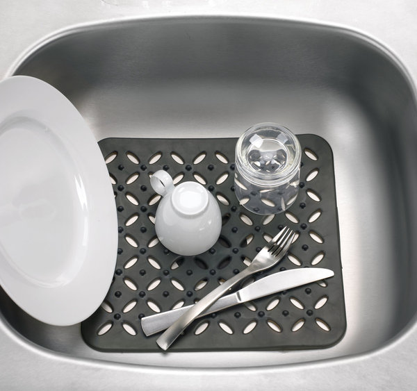 Un égouttoir en caoutchouc stylisé, aux motifs floraux imaginé par Matt Carr pour Umbra. Prix indicatif: 12,50 euros.