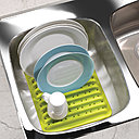 De la couleur pour vos petits espaces avec cet égouttoir désigné par Mauricio Affonso pour Umbra. Existe en rouge, bleu, noir et blanc.Prix indicatif: 12,50 euros.