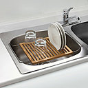 un gain de place grâce à cet ingénieux égouttoir en bambou signé Umbra.