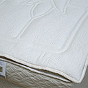 Surmatelas Biosense pour des nuits confortables. Garnissage: 100% Biolaine®. Enveloppe: coton et bambou. Prix indicatif: à partir de 165,00 euros.