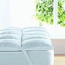 Surmatelas plume et duvet de canard Fine Bedding par Biosense pour des nuits de rêve. Prix indicatif: à partir de 130,00 euros.