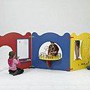 Mur d’activité-paravent pour les enfants de 2 à 10 ans de 100 X 120 cm : boulier, miroir déformant, tableau. Prix indicatif : 1323€.