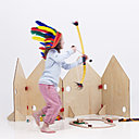 Le paravent Play chez Little Red Stuga : un paravent en panneau de bois, une zone de jeu riche en aventures. 60 x 80 cm.