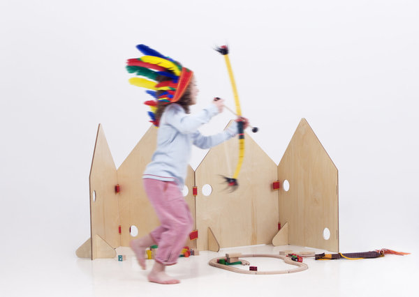 Le paravent Play chez Little Red Stuga : un paravent en panneau de bois, une zone de jeu riche en aventures. 60 x 80 cm.