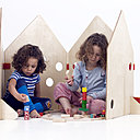 Quatre panneaux de bois pour définir son espace de jeu personnel et le réinventer à l’infini. Design « Play » par Little Red Stuga.
