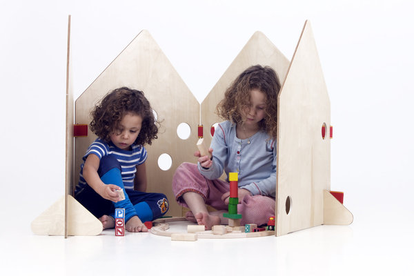 Quatre panneaux de bois pour définir son espace de jeu personnel et le réinventer à l’infini. Design « Play » par Little Red Stuga.
