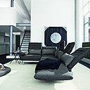 Le modèle Plura chez Rolf Benz: le luxe d'une gamme de 230 tissus pour ce canapé de relaxation (2 sièges et couchettes réglables) au design doux.