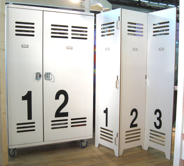 Paravent New Worker de la collection New Classics désigné par François Lamazerolles fabriqué en MDF. Faces disponibles en laqué blanc, artichaut, jaune signal ou rouge signal. Des stickers "1,2 ou 3" permettent de personnaliser le modèle. Mathy-By-Bols.