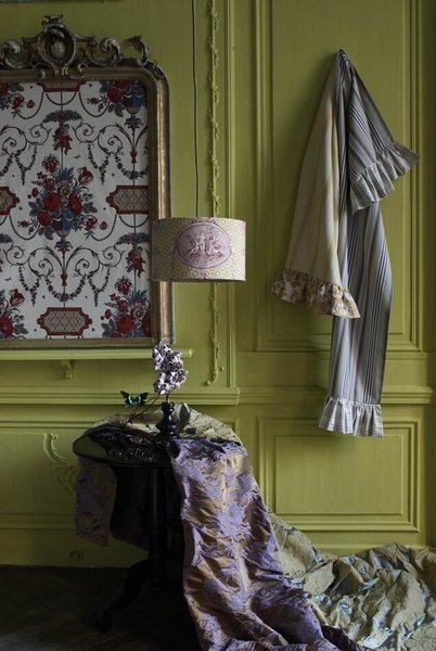 Tissus de la collection « Renouveau » de Braquenié : Aix en Provence (au mur encadré) et Maintenon.