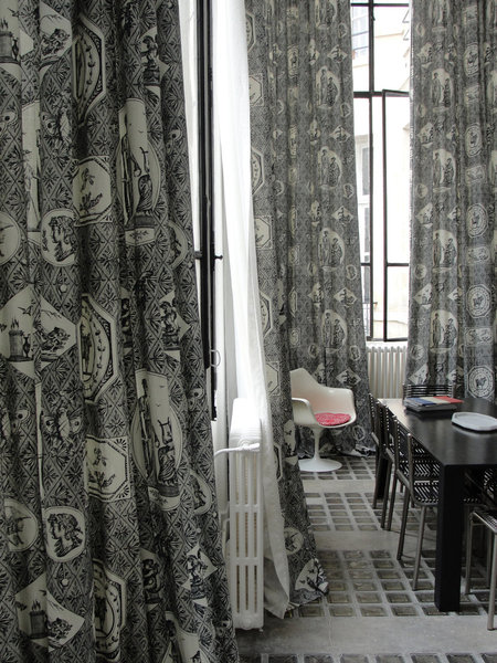 Toile à motifs pompéiens agrandis pour un effet contemporain imprimés à la manufacture d’Oberkampf au tout début du XIXème siècle. Collection 2010, Maison Braquenié, groupe Pierre Frey.