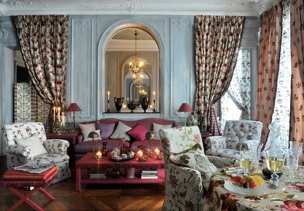 Un intérieur très XVIIIème siècle pour la nouvelle collection 2011 « Broderies » de Braquenié pour le groupe Pierre Frey. Références des tissus brodés : paravent Les Colonnes, grand rideaux encadrant le mur au miroir Beauvais, fauteuil de gauche et rideaux blancs fleuris linen et viscose Champeigne, rideaux fleuris vieux rose soie et viscose encadrant la fenêtre Herbier, fauteuil et coussin près de la table Rambouillet et Artenay, canapé Damas Senlis.