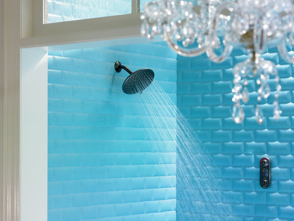 Ensemble de douche Moen doté de la technologie ioDIGITAL™ (contrôle de la température, du débit d'eau grâce à des pré-réglages personnalisables). Pomme de douche à effet de pluie et régulation de pression Immersion™ pour des jets intenses.
