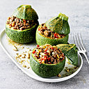 Repas réussi pour ces fameuses courgettes farcies à la viande de boeuf hachée.