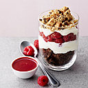 Alliance croquante et fondante de framboises, de brownies et de cookies en verrines à déguster lors des chaudes soirées d'été.