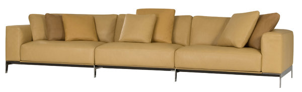 Le modèle Equation par R. Tapinassi et M. Manzoni pour Roche Bobois,, en cuir de vachette, assise à suspension ressorts (288 ressorts), L. 333 X H. 78 X P. 115 centimètres, division en trois parties.