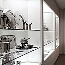 Le Wunderkammer : un cabinet de curiosité à la faible luminosité, un espace de recueillement pour une exposition des pièces précieuses de la maison de design industriel Alessi.