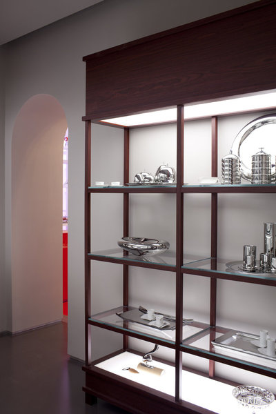 Le rêve évanescent d’une riche créativité pour ce cabinet de curiosité réunissant les pièces les plus précieuses de la maison de design Alessi.