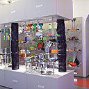 La boutique : Boutique de rêve, elle rappelle le concept des boutiques à merveille théorisées par Alessandro Mendini, digne représentant du re-design pour une critique joyeuse et colorée des classiques du design.