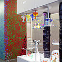 Le pilier aux couleurs papillotantes et les piliers en céramiques faits par M.Guixé, le multicolore des objets contrastent avec les tons neutres des autres sections.