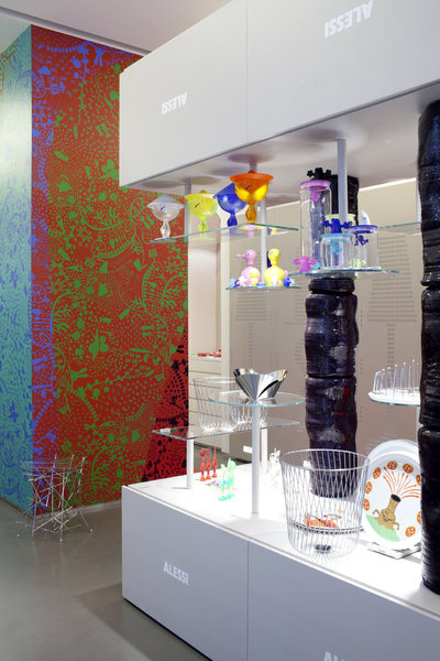 Le pilier aux couleurs papillotantes et les piliers en céramiques faits par M.Guixé, le multicolore des objets contrastent avec les tons neutres des autres sections.