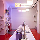 Le set : lieu d’exposition des objets de la marque et diverses expositions extérieures, manifestations artistiques temporaires et collections historiques.