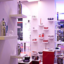 Le musée Alessi : des petites étagères blanches en saillie et des volumes au sol mettent en valeur des objets choisis, augustes et emblématiques.