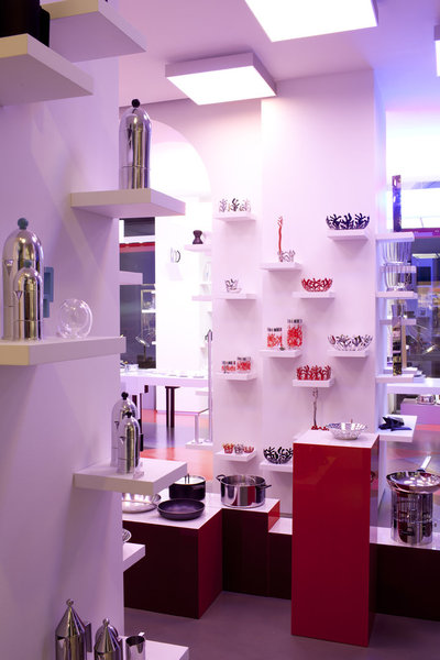 Le musée Alessi : des petites étagères blanches en saillie et des volumes au sol mettent en valeur des objets choisis, augustes et emblématiques.