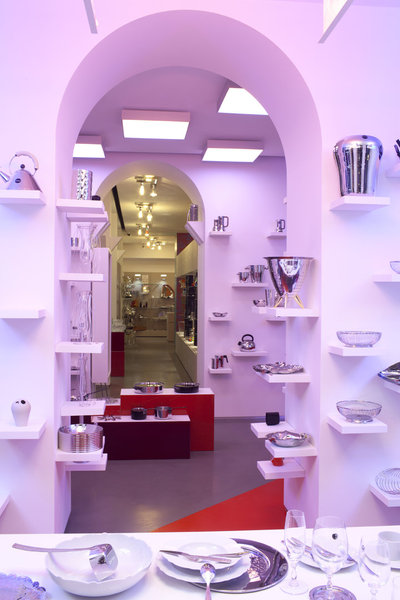 Un temple dédié au design italien Alessi de 170 m² sur la via Manzoni 14-16 à Milan par Martí Guixé et Alberto Alessi.