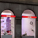 Le musée et ses lampes télescopiques se détachant du mur pour inonder de lumière les précieux objets de la marque.