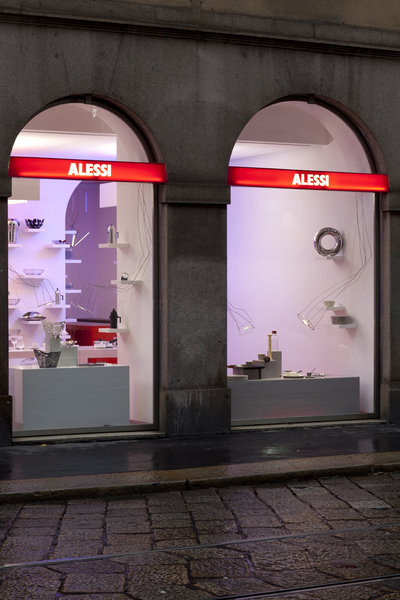 Le musée et ses lampes télescopiques se détachant du mur pour inonder de lumière les précieux objets de la marque.