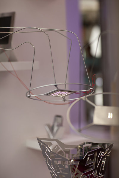 Des lumières conçues par M.Guixé et Danese : rendre les produits stars et œuvres d’art.