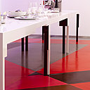 Des diagonales rouges au sol pour pallier au blanc immaculé des murs.