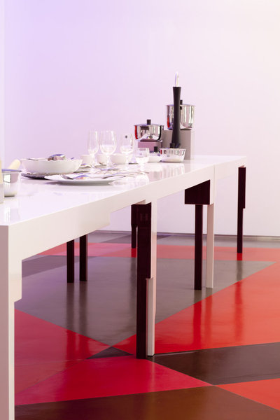 Des diagonales rouges au sol pour pallier au blanc immaculé des murs.