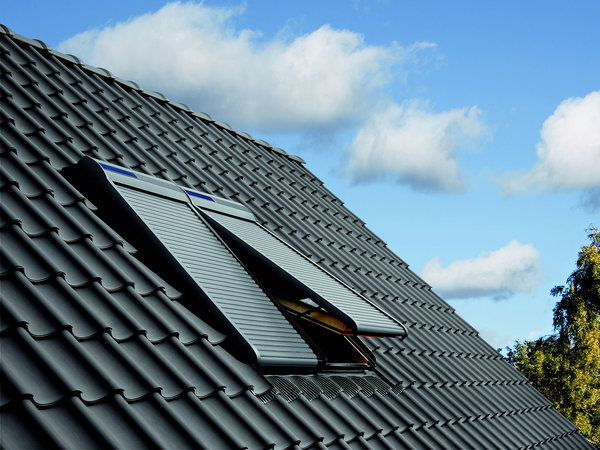 L'installation des nouveaux volets roulants Velux est aujourd'hui simplifiée, et ce, grâce à un dispositif laissant les glissières latérales s'emboîter.