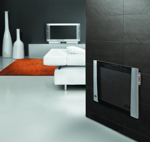Panneau rayonnant De’Longhi 1500 W fixé au mur. Prix indicatif : 79,99€.