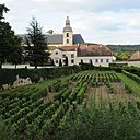 Fondée en 650,  l’abbaye Saint-Pierre d’Hautvillers s'élève au cœur des vignobles de la Marne