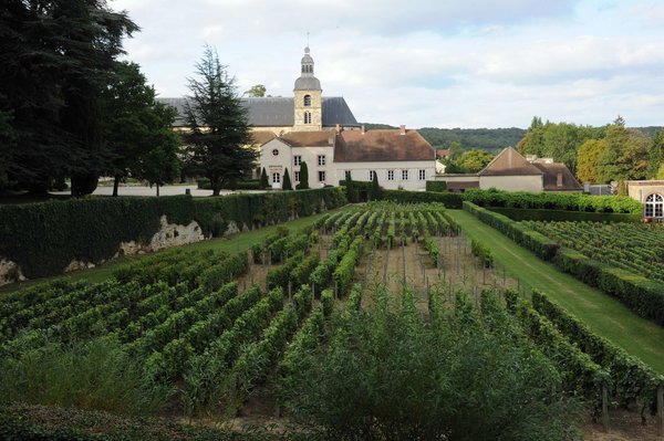 Fondée en 650,  l’abbaye Saint-Pierre d’Hautvillers s'élève au cœur des vignobles de la Marne