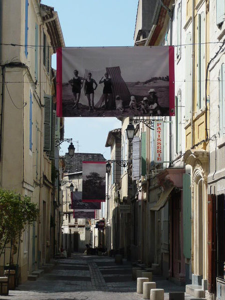 Les ruelles d'Arles, étroites et bigarées