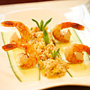 Légèreté des gambas servis sur des lamelles de courgettes marinées