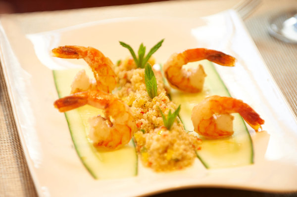 Légèreté des gambas servis sur des lamelles de courgettes marinées