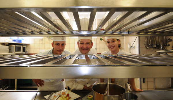 Aux fourneaux, Ernest Schaetzel entouré de ses enfants