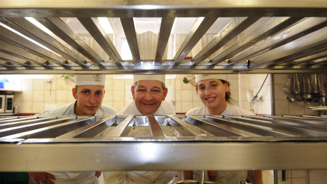 Aux fourneaux, Ernest Schaetzel entouré de ses enfants Aux fourneaux, Ernest Schaetzel entouré de ses enfants