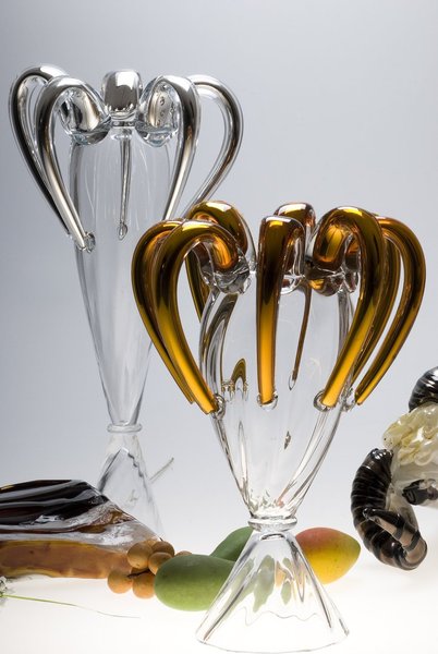 Des vases fleuris de volutes de verre signés Borek Sipek.