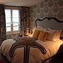 Le lit, accueillant d'une des chambres décorée par India Mahdavi