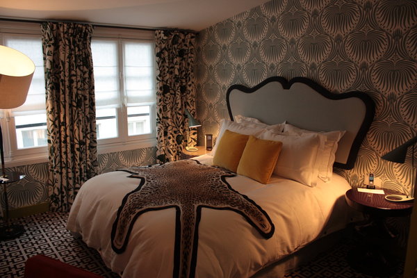 Le lit, accueillant d'une des chambres décorée par India Mahdavi