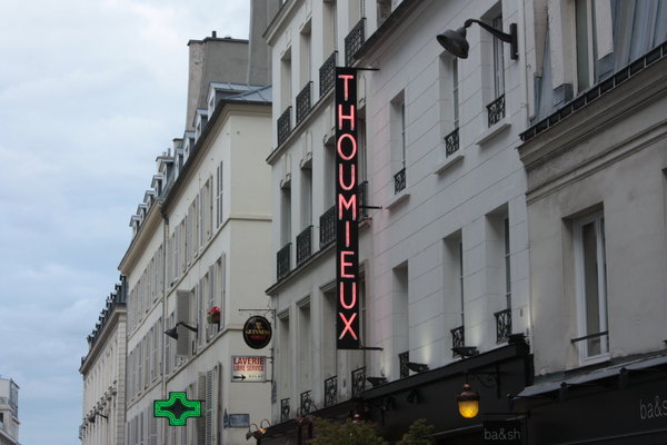La célèbre enseigne du Thoumieux, au 79 rue Saint-Dominique dans le 7ème arrondissement parisien